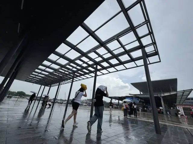 深圳灣口岸的風雨連廊，部份缺少了玻璃。南方+