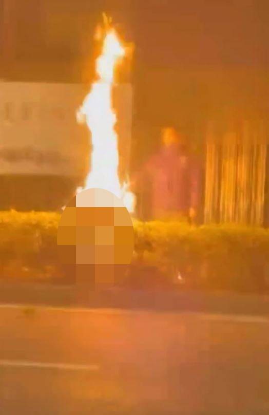 疑兇冷靜地不斷向著火的受害人噴汽油。