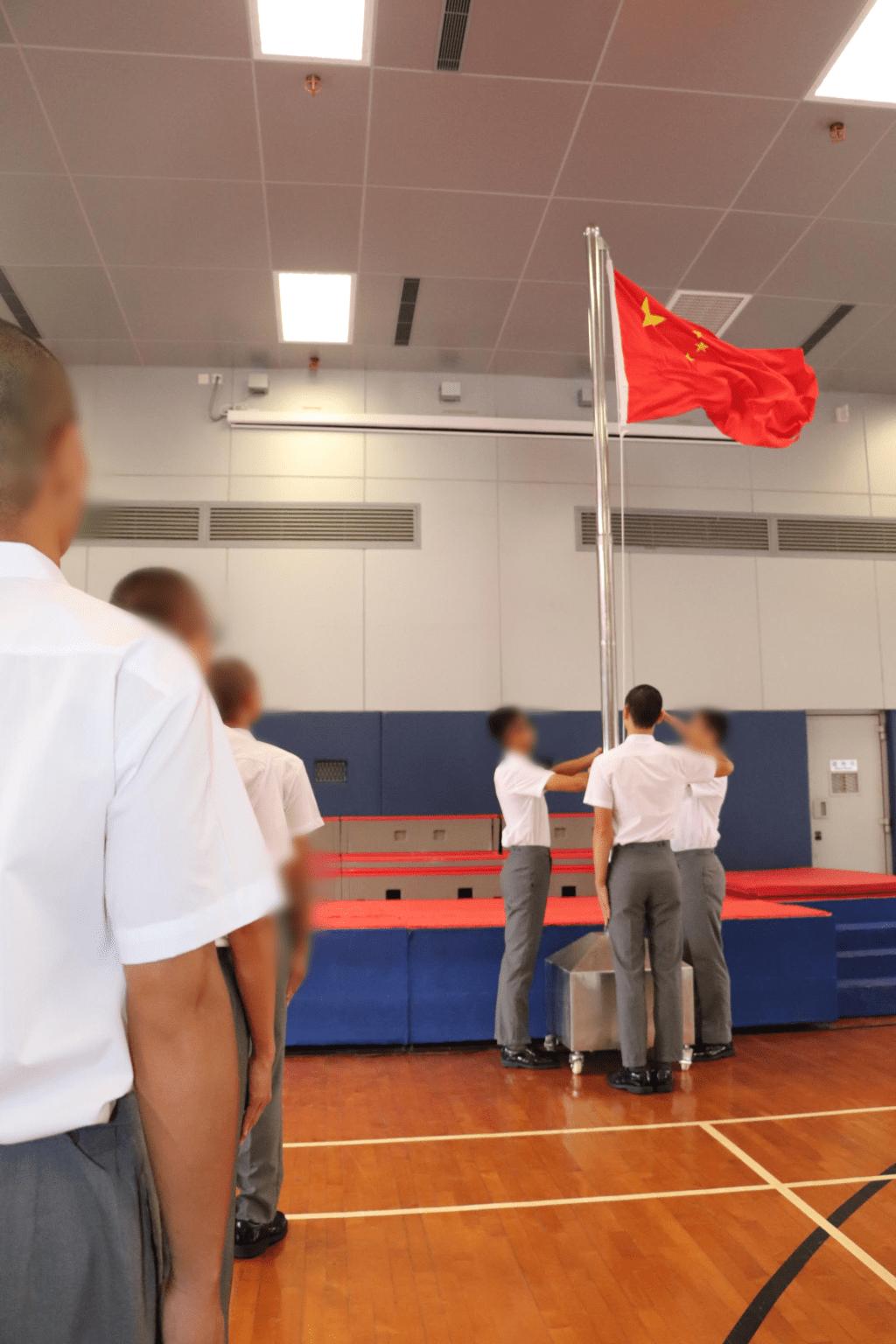 在囚青少年升旗隊首度進行國慶升旗儀式。懲教署圖片
