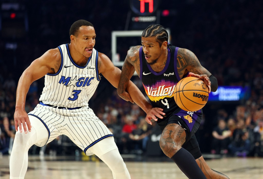 谢伦格连（右）虽全场手感不佳，但命中绝杀三分，完成救赎。路透社