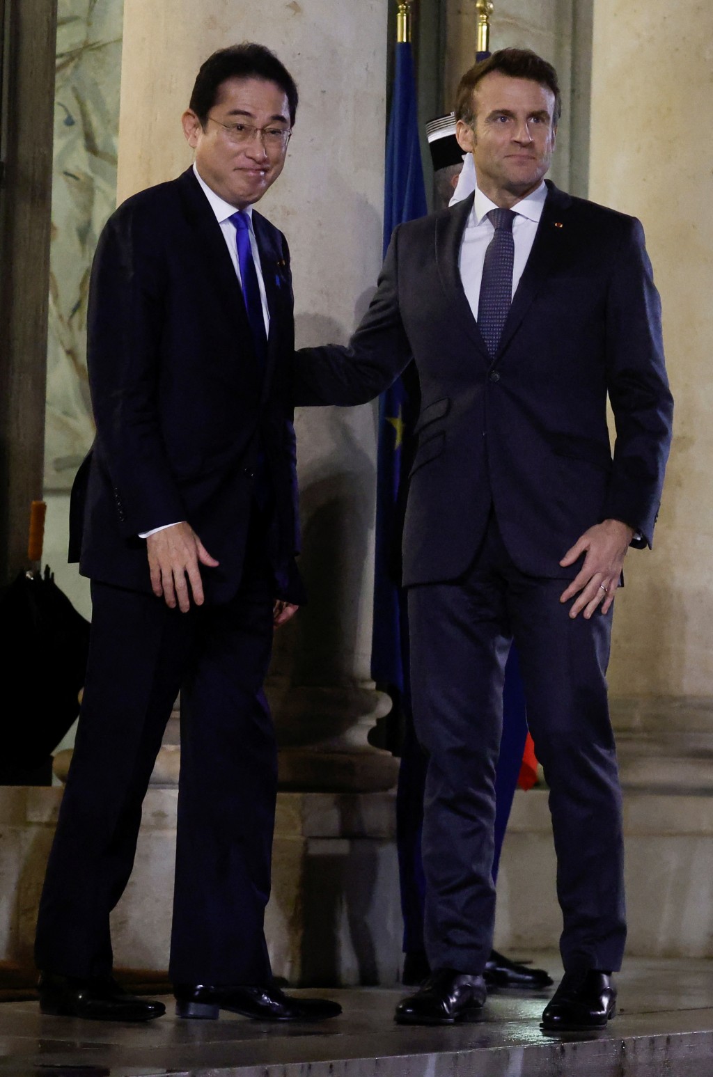 法國總統馬克龍歡迎日本首相岸田文雄抵達法國巴黎愛麗舍宮參加會議。reuters