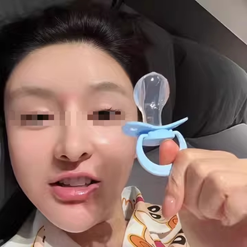 網上不少人分享使用成人安撫奶嘴的視頻。