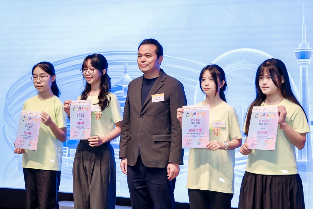 中聯辦九龍工作部祝小東部長頒發領袖計劃傑出學員證書。 中聯辦九龍工作部祝小東部長頒發領袖計劃傑出學員證書。