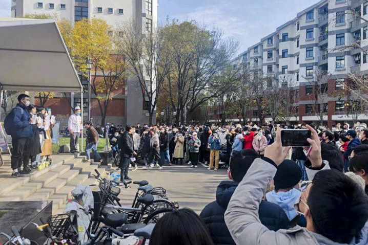 北京、上海、广州、成都、上海等多地有民众自发悼念及抗议封控，不少手举纯白A4纸。