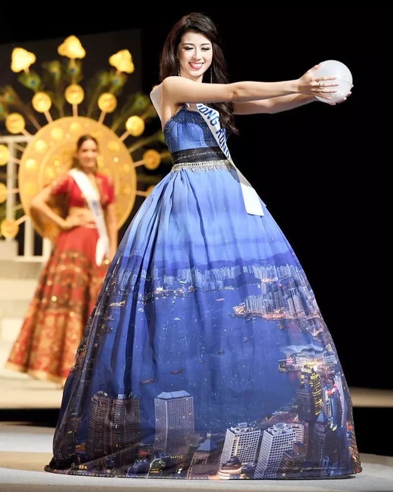 曾参加ViuTV选美真人骚《尾二一届口罩小姐选举》的王咏珩，2017年选国际小姐时将「东方之珠」夜景印上裙。