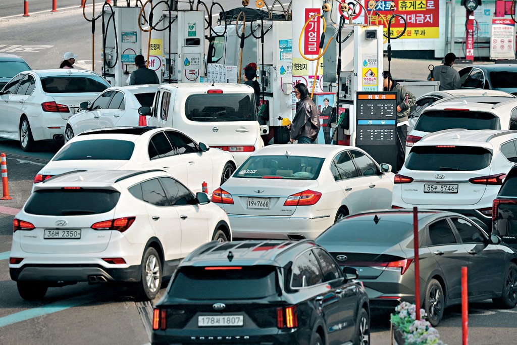 南韓首爾的加油站出現車龍。