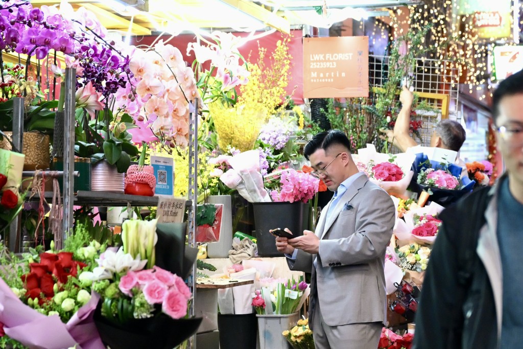 在中环区附近上班刘先生，花费500元自选一紥鲜花，为“博红颜一笑”。 刘骏轩摄