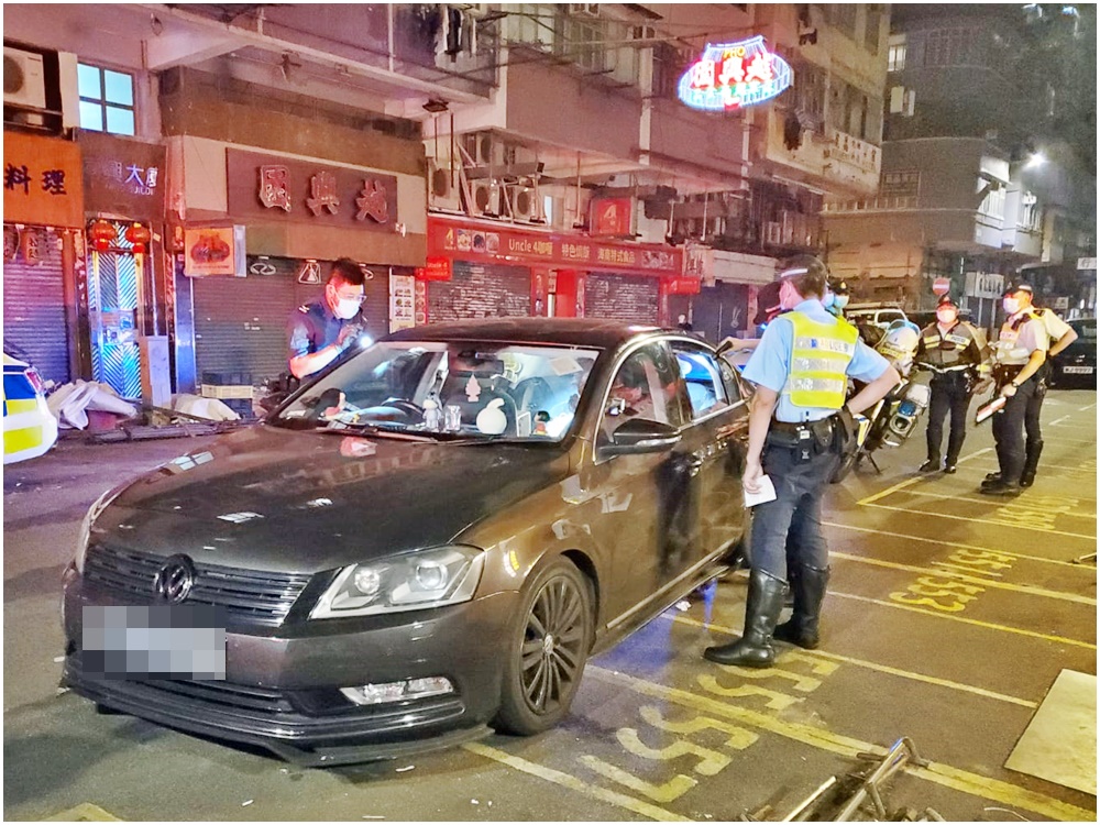 警員搜查私家車。
