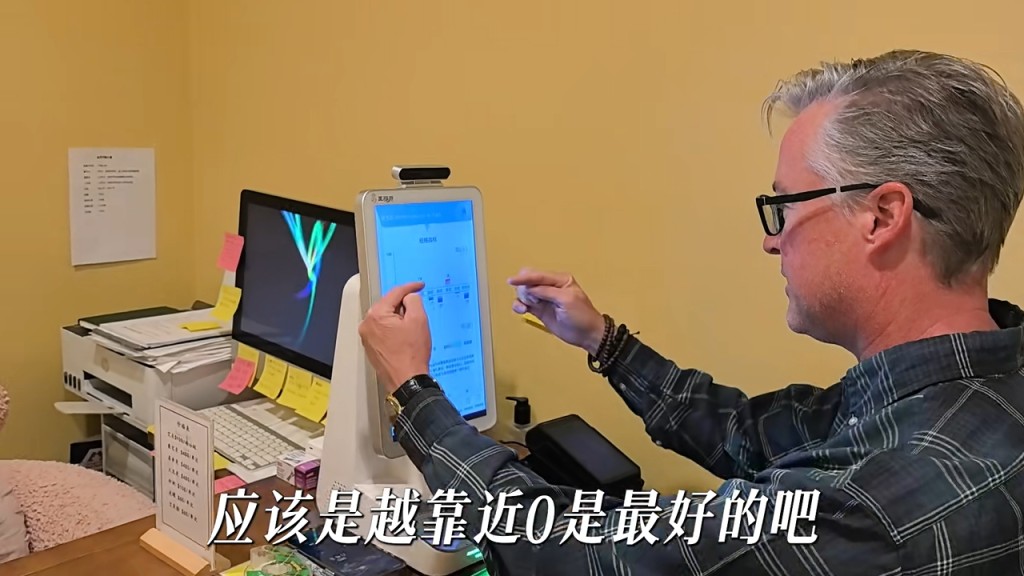 夏克立專注地研究著螢幕上的經絡檢測數據。