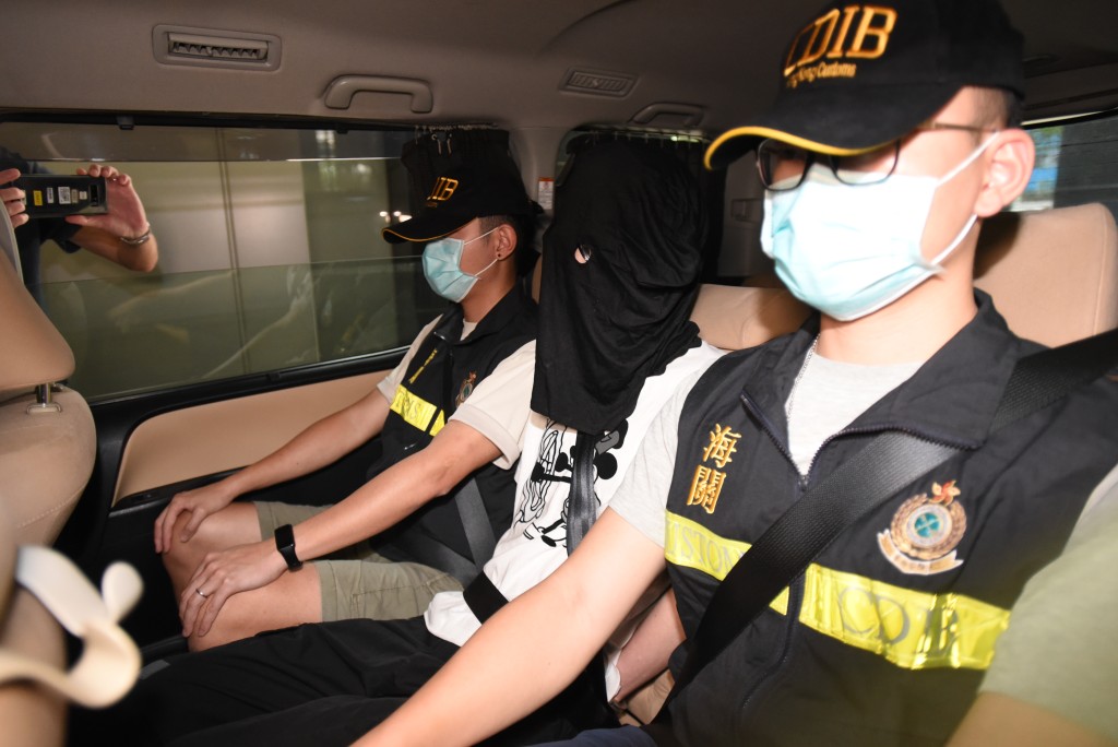 海關在葵涌拘捕兩名分別18歲和22歲的收貨本地男子。