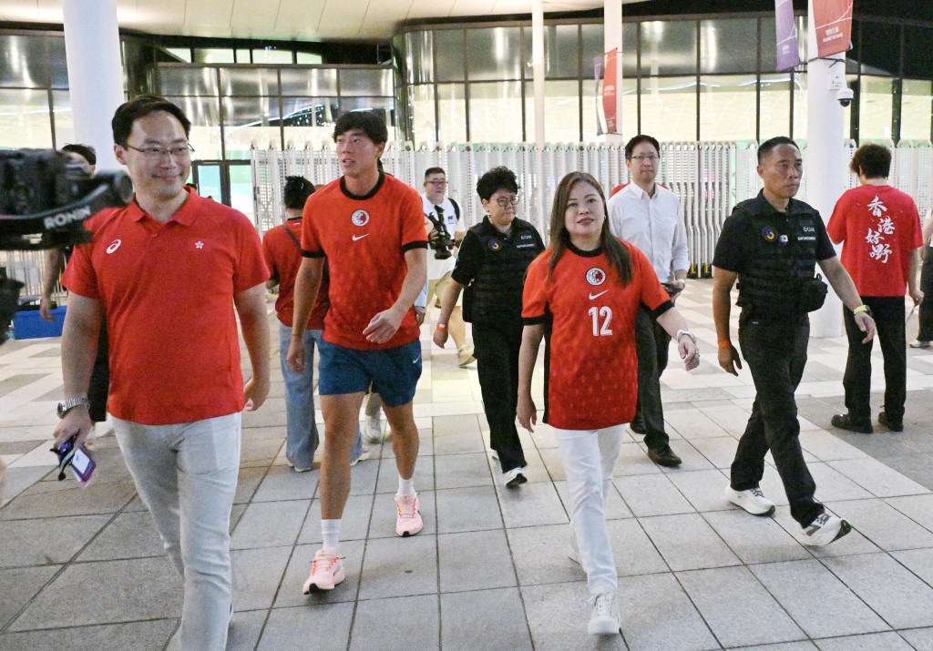(左起)體育專員蔡健斌、網球運動員黃澤林和文體旅局局長羅淑佩到場觀賽。 (左起)體育專員蔡健斌、網球運動員黃澤林和文體旅局局長羅淑佩到場觀賽。