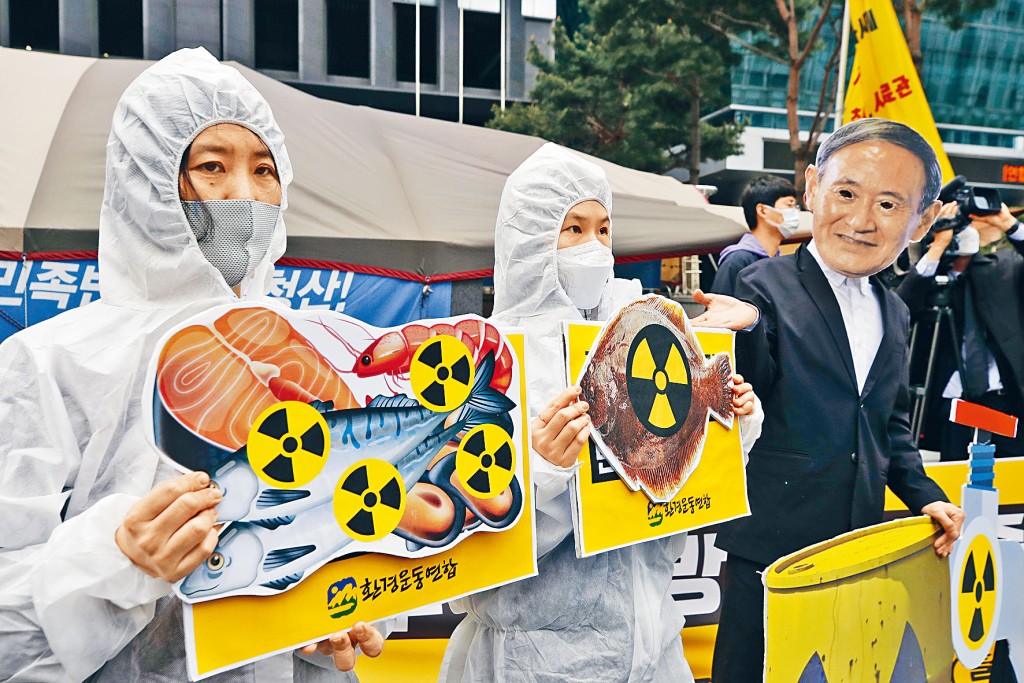 環保分子周二在首爾示威,戴上日相菅義偉的面具抗議排放核廢水。