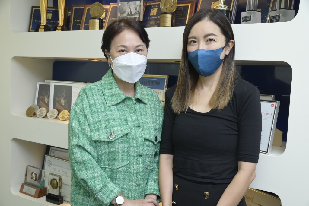 節目監製阮小清（左）在香港主持大局，提供岑應等人後勤支援，對於收視表示沒有壓力。