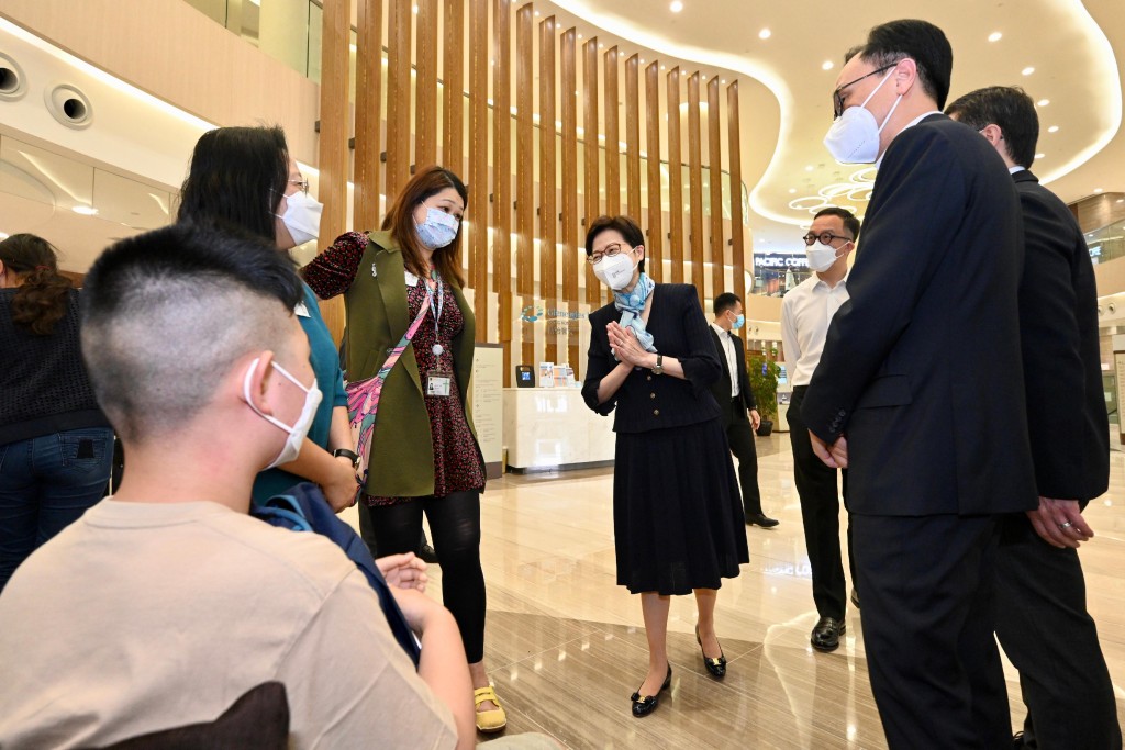 行政長官林鄭月娥今日到訪香港大學駐港怡醫院兒童社區疫苗接種中心。政府新聞處圖片
