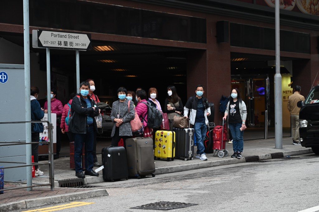 香港與內地首日全面開關，旺角直通巴士站情況（往深圳灣及其他地區）。（禇樂琪攝）