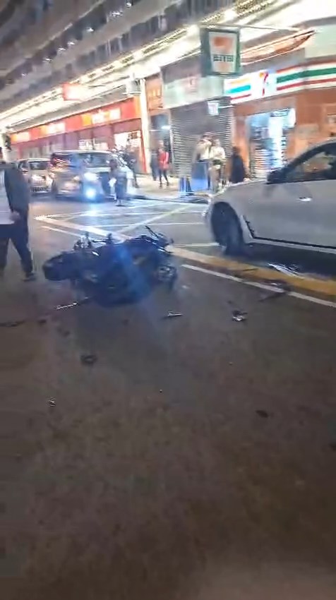 電單車被撞後，碎片散落一地。網上片段截圖