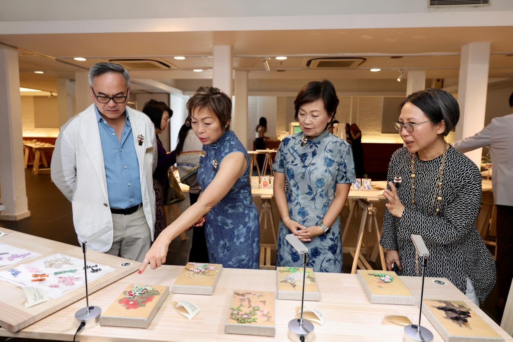 眾嘉賓參觀賽馬會「傳．創」非遺教育計劃《同慶非遺 — 周年展覽暨嘉年華2025/26》。 