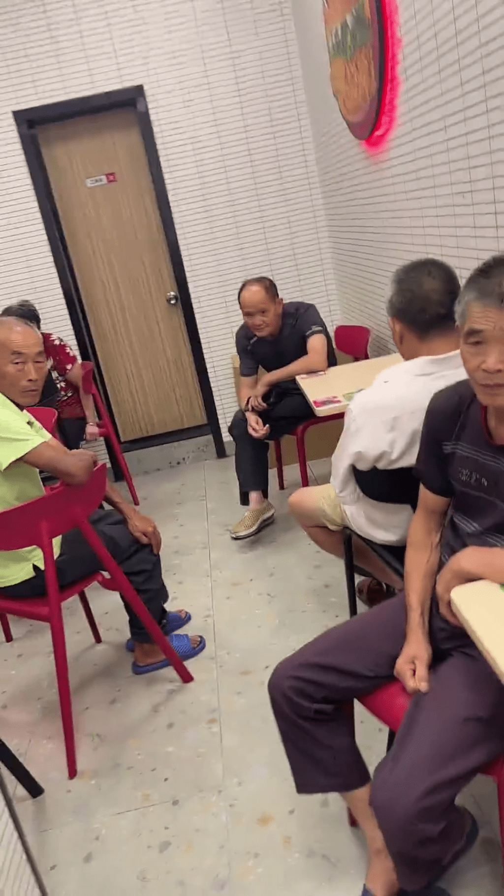 網片顯示,江西華萊士老人「佔領」漢堡店「齋坐嘆冷氣」。 網片顯示,江西華萊士老人「佔領」漢堡店「齋坐嘆冷氣」。