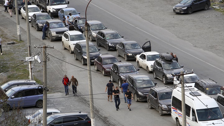 局部動員令引發俄羅斯民眾恐慌，大批人湧到邊境準備離國逃避徵召。AP資料圖片