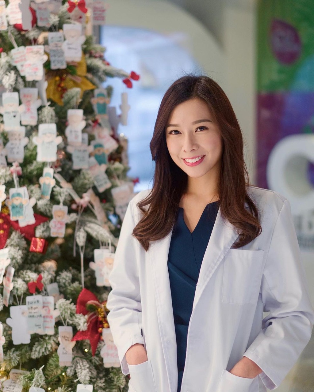 前TVB新聞主播梁凱寧，醫生袍上陣迎聖誕。