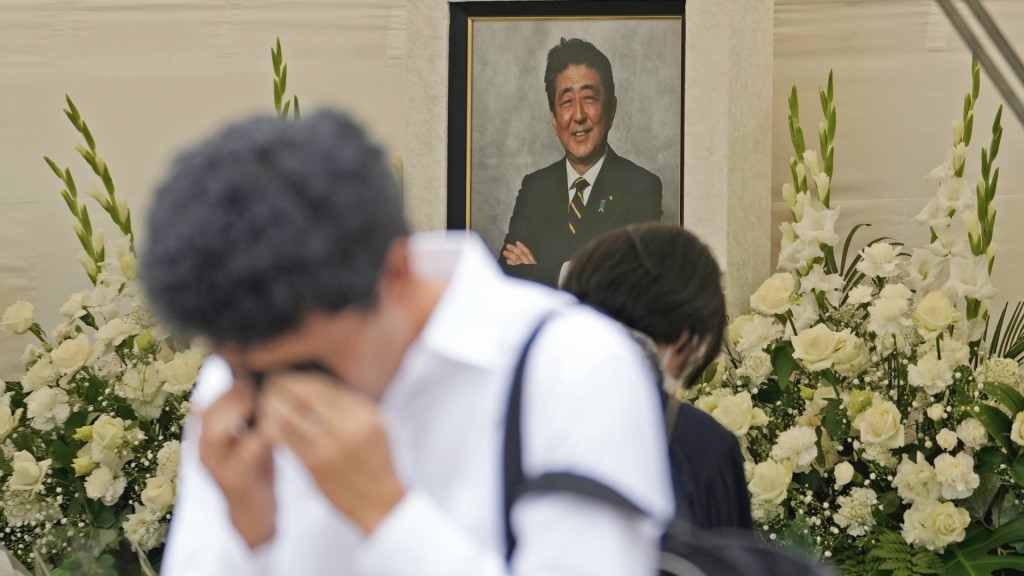 安倍晋三逝世一周年，民众献花时仍感触落泪。 美联社