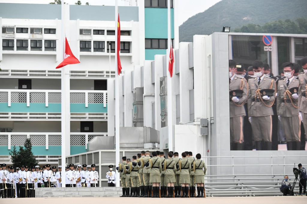 大会为悼念前国家主席江泽民逝世，之后国旗与区旗下半旗。黄颂伟摄