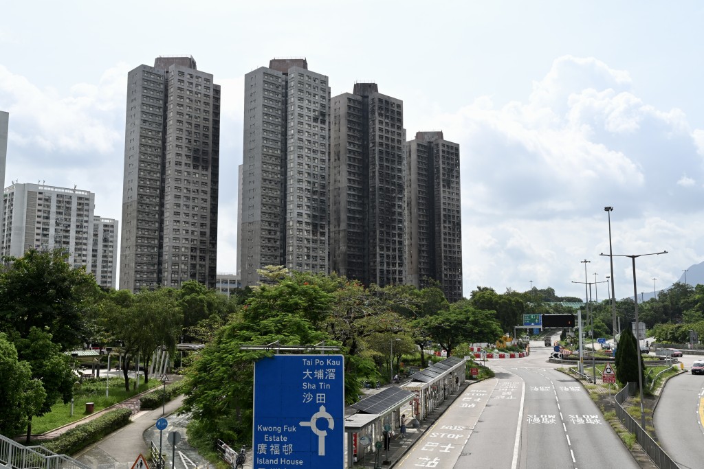 消息指，保安局前副秘書長莫君虞將專責處理宏福苑火災行政問責的職務，其副手職位將由體育專員蔡健斌出任。
