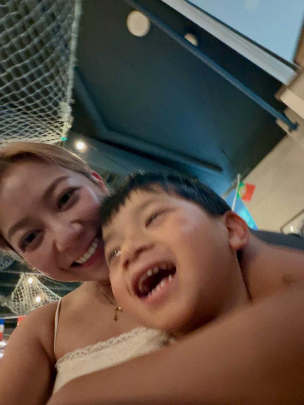 何雁詩與兒子溫馨擁抱貼面合照,兒子笑得合不攏嘴。 何雁詩與兒子溫馨擁抱貼面合照,兒子笑得合不攏嘴。
