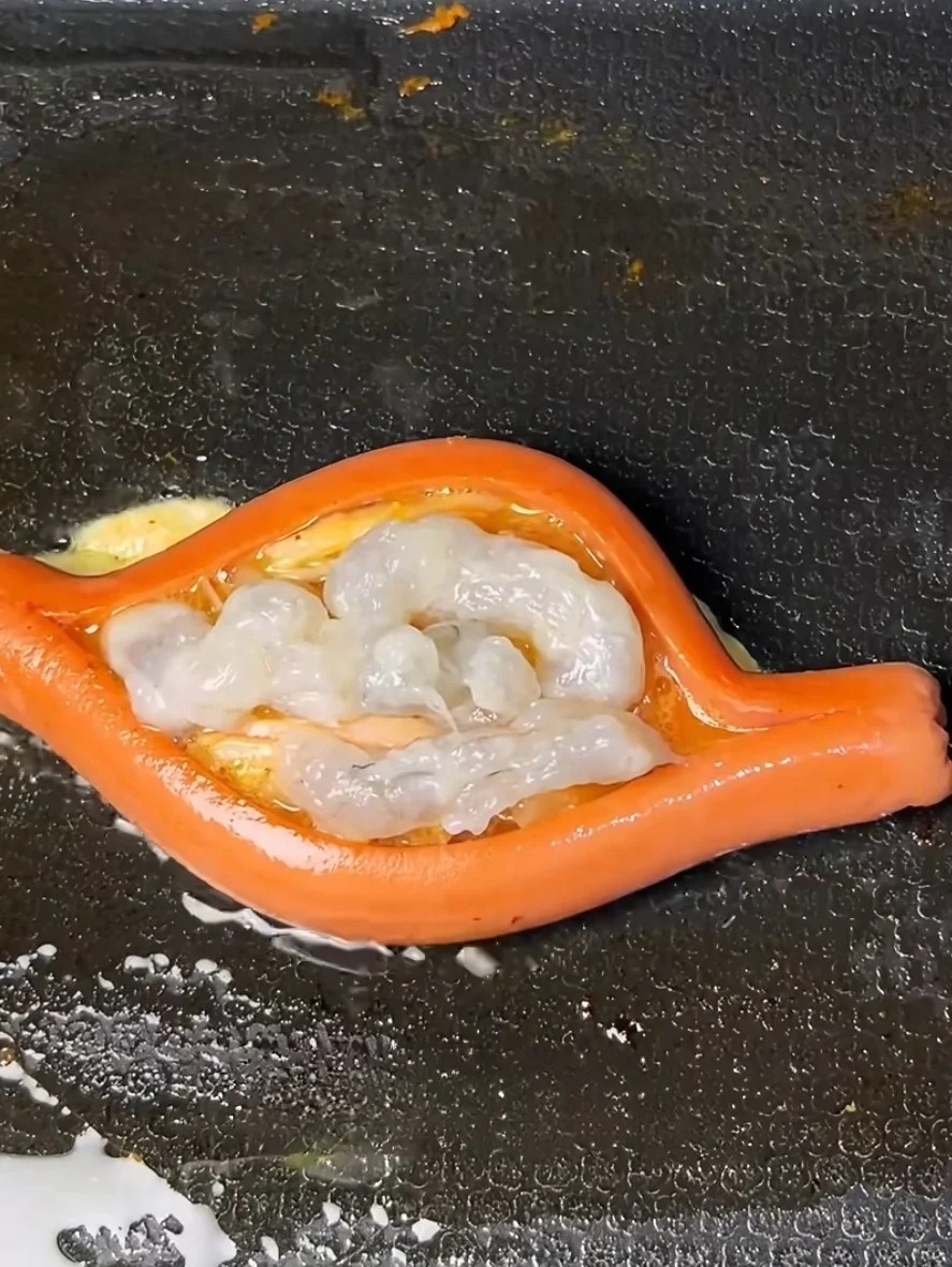 在熱狗腸不斷塞入不同饀料，就像瑜珈褲一樣充滿彈心生，成為新一代的流行「梗」。