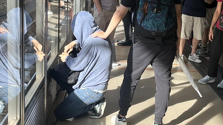 天水圍站男子疑偷影裙底斷正。fb天水圍街坊鄰里圖片