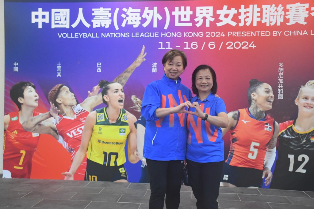 石徐惠芬(左)与拍档Vicky合作筹办世界女排联赛。 吴家祺摄