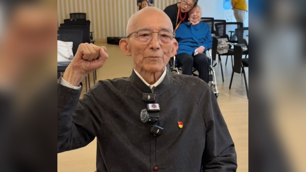 國家話劇院一級演員游本昌宣誓入共產黨。抖音@新華社