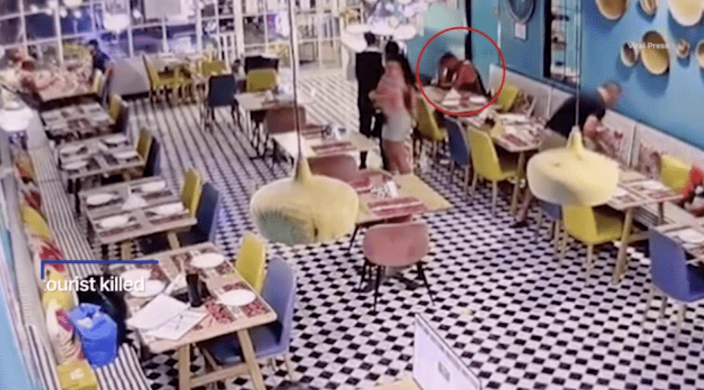 警方事後查閱餐廳的閉路電視(CCTV)畫面,發現該名澳洲男子當時獨自進店用餐,坐下後行為開始變得古怪,不斷點頭及搖頭。 警方事後查閱餐廳的閉路電視(CCTV)畫面,發現該名澳洲男子當時獨自進店用餐,坐下後行為開始變得古怪,不斷點頭及搖頭。