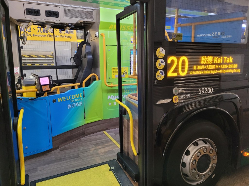 城巴全港首辆双层氢气巴士准备投入服务。 赵克平摄