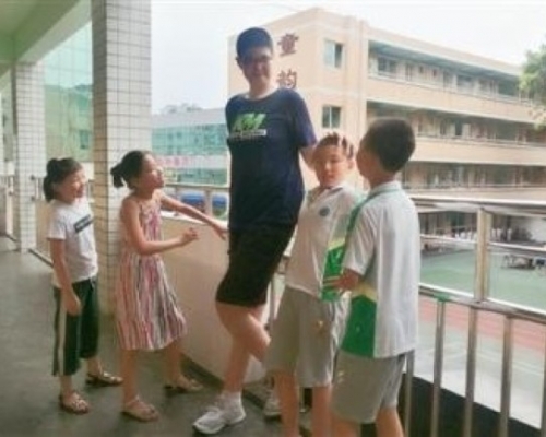 11歲的小宇明顯比同學們高很多。(網圖)