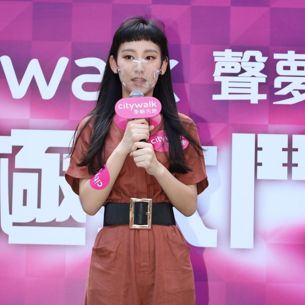 炎明熹今年只有16歲。