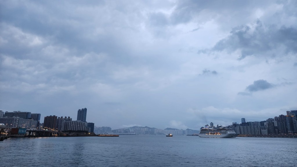 清晨6時20分,天文台再發特別天氣提示,指香港以南及珠江口一帶持續有雷雨發展,預料未來兩三小時本港部分地區雨勢較大。黎志偉攝 清晨6時20分,天文台再發特別天氣提示,指香港以南及珠江口一帶持續有雷雨發展,預料未來兩三小時本港部分地區雨勢較大。黎志偉攝