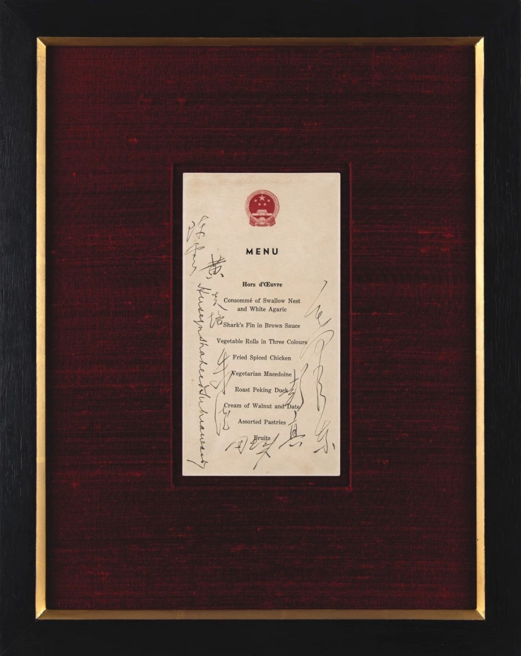 毛泽东签名的国宴菜单以215万港元拍卖出。美联社
