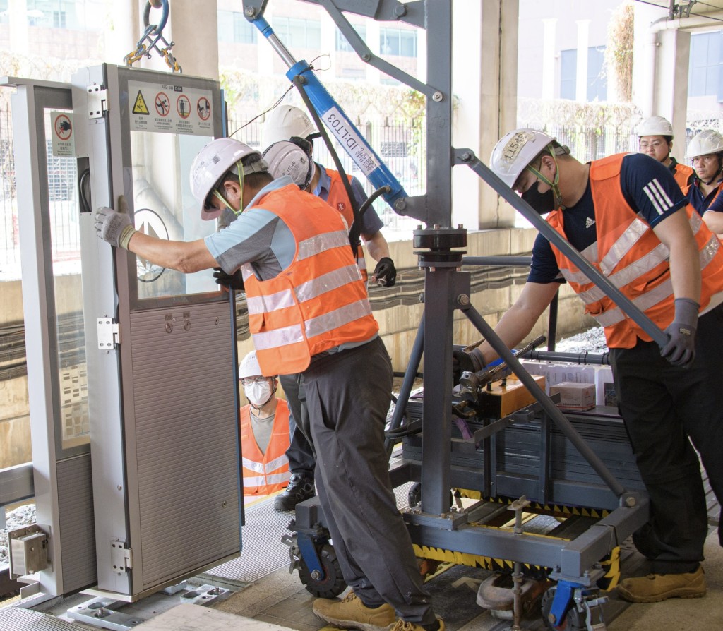 港铁料年底完成东铁綫9车站的自动月台闸门安装工程。