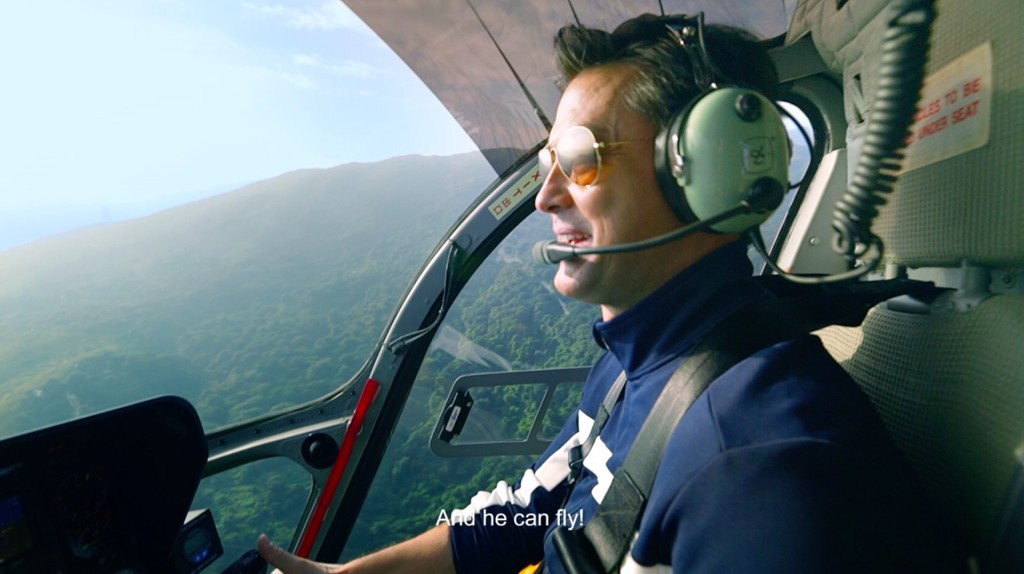 王敏德曾驾驶直升机，为旅发局拍宣传短片游香港。