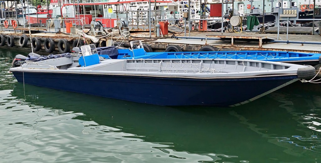 人員扣查懷疑涉案的3艘快艇及2輛貨車。