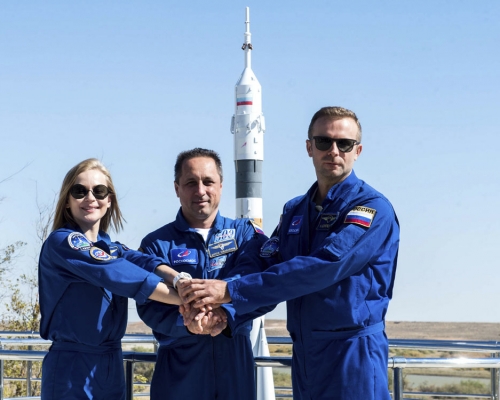 俄羅斯一名太空人和兩名電影工作者乘坐「聯盟MS-19」火箭上太空。AP圖片