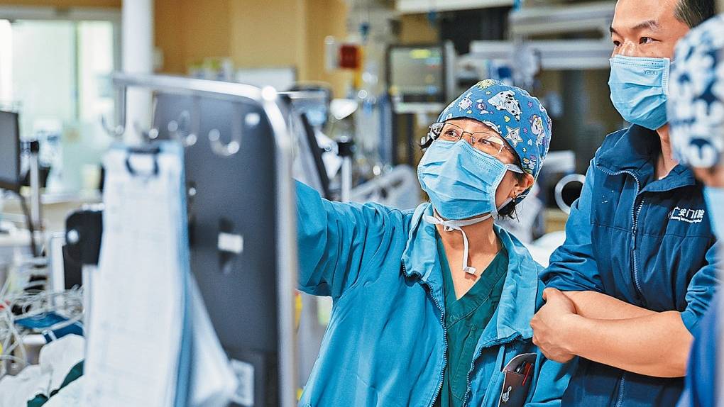 在北京廣安門醫院，麻醉醫生與重症監護室醫生交接患者病情。