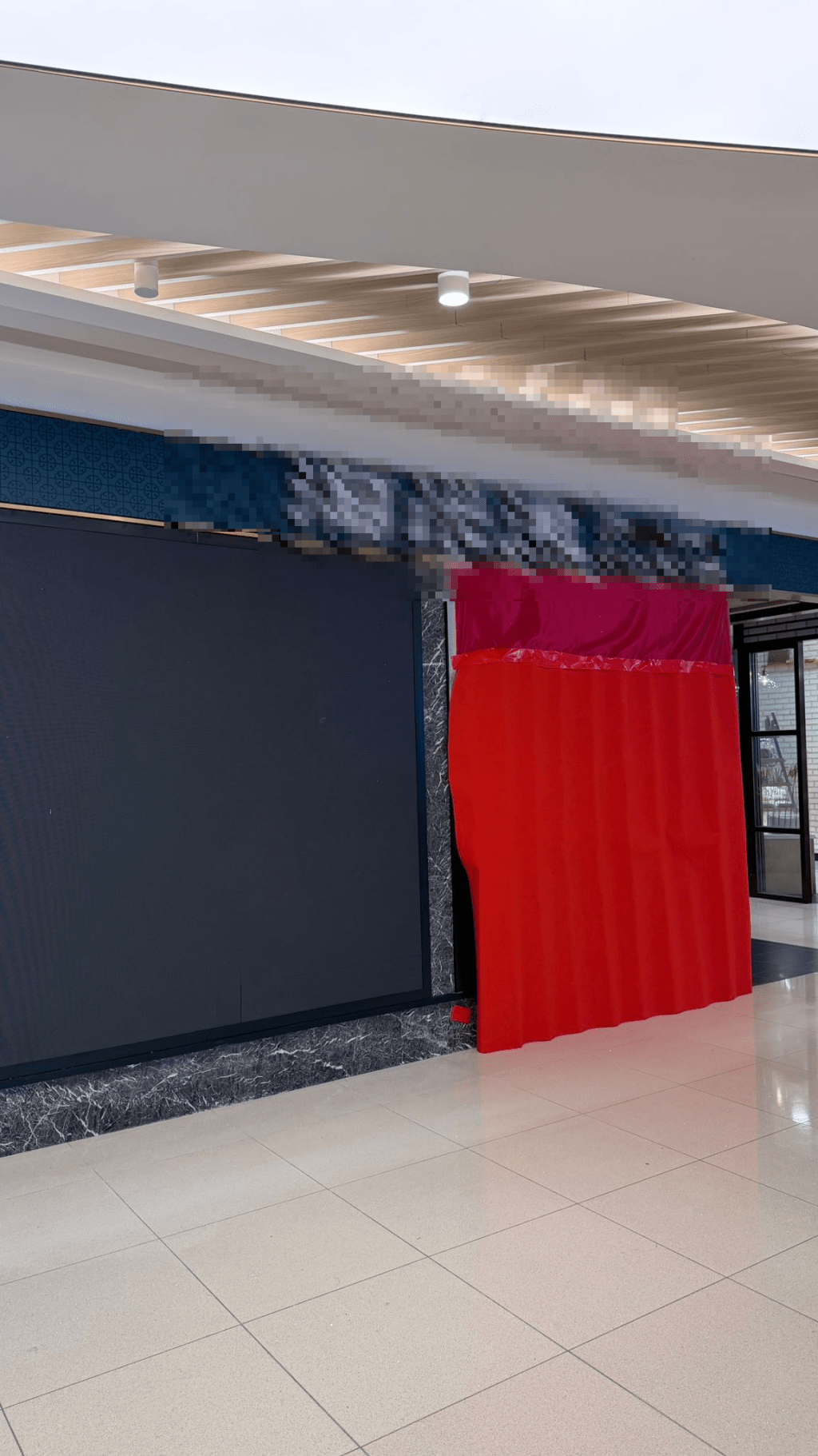 事件曝光後，記者今晨前往餐廳了解，發現魚缸部份已被紅紙封上，遮掩了內部情況。