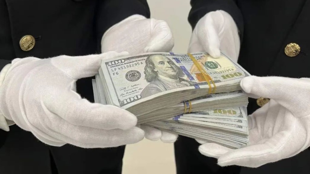 關員在出境旅客身上發現大量美金現鈔。