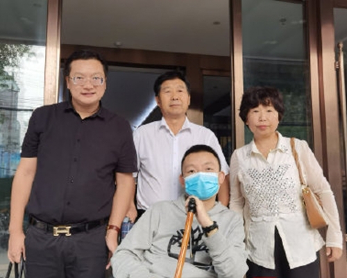 錯換人生28年當事人養母許敏(右一)表示被剝奪了見孩子最後一面的機會。