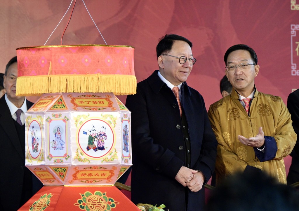 政务司长陈国基出席大埔林村许愿节祈福点灯仪式。苏正谦摄