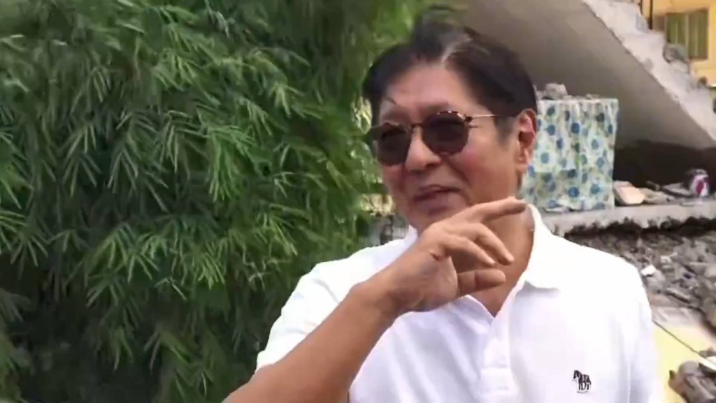 菲總統小馬可斯視察地震災區莫名發出笑聲。ElysiusThor@X