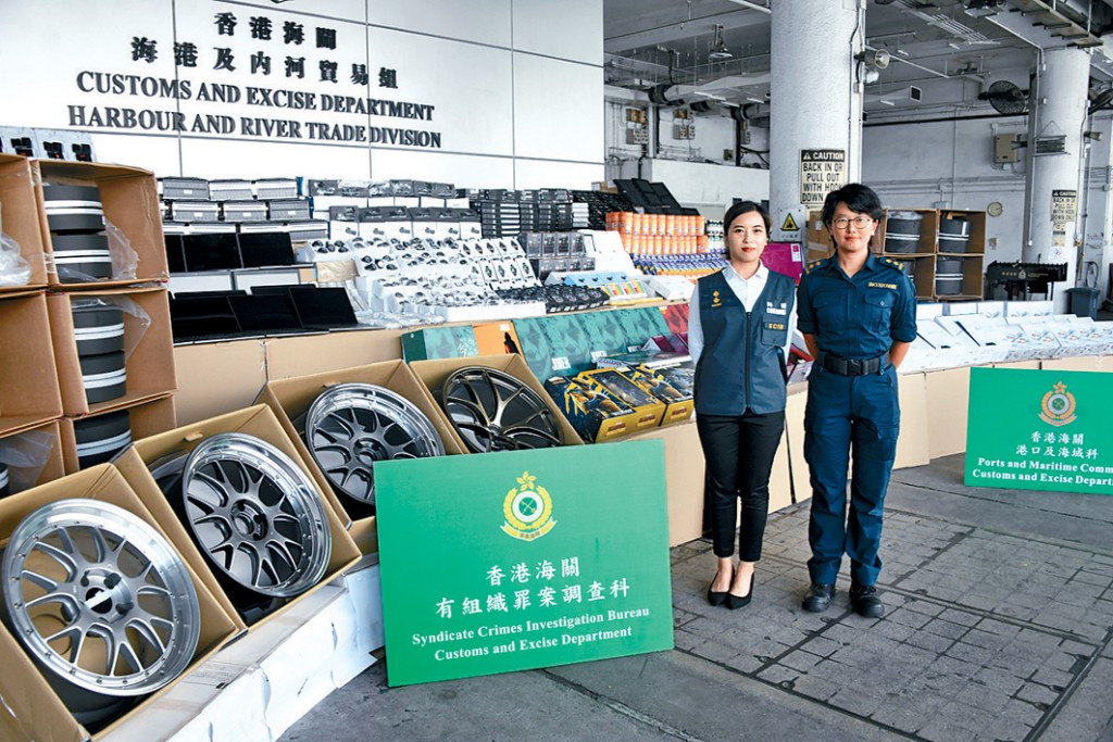 海關人員展示在行動中檢獲的走私貨物。