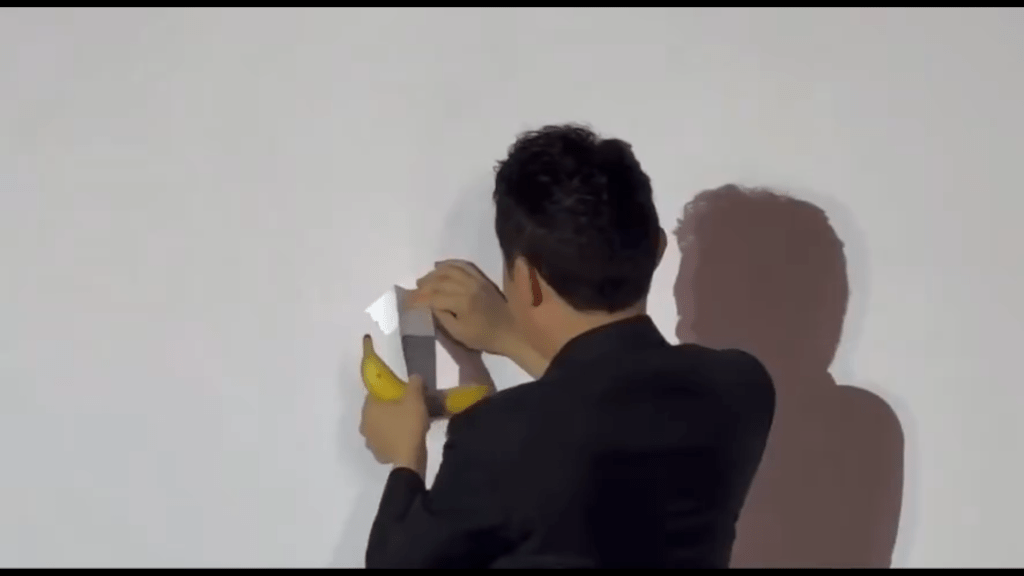 孫宇晨小心翼翼從布景板上撕下香蕉。 微博截圖 孫宇晨小心翼翼從布景板上撕下香蕉。 微博截圖